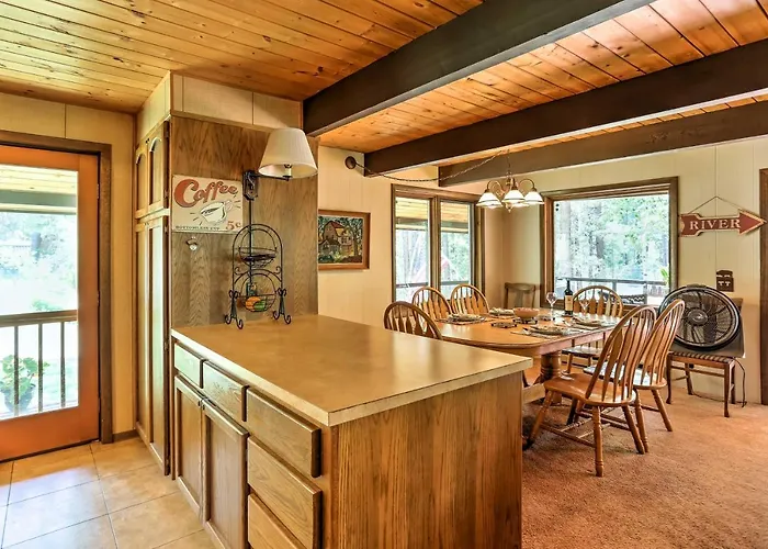 Riverside Winthrop Chalet W/ Hot Tub & 2 Decks!