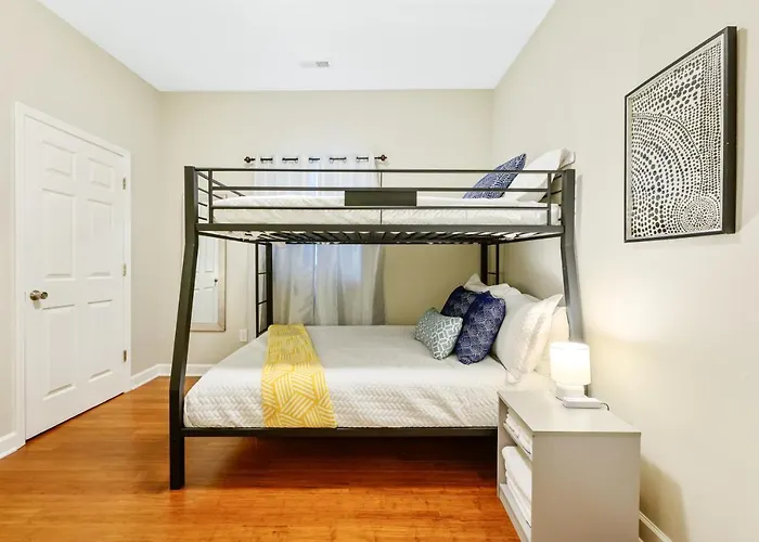 *Lux Modern Townhome * Downtown* King Beds * Duke*