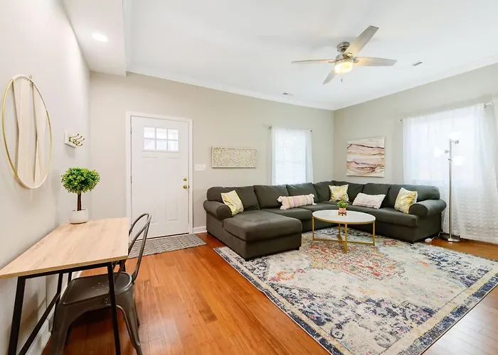 *Lux Modern Townhome * Downtown* King Beds * Duke*