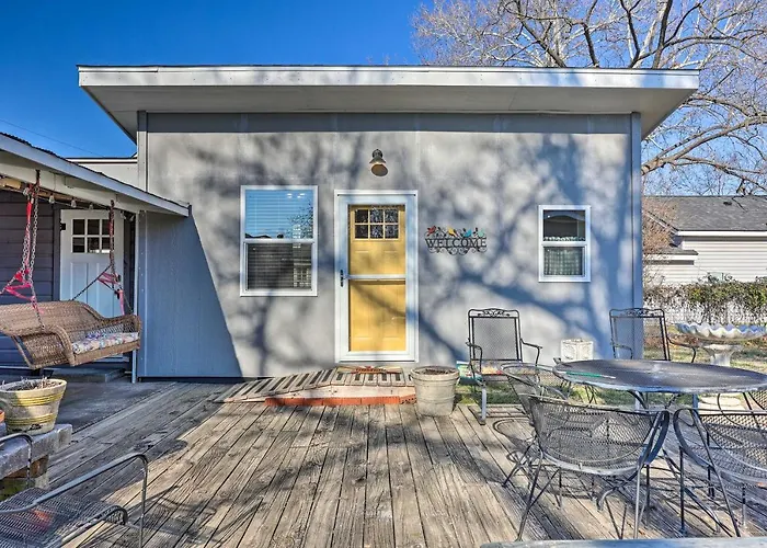 1 Mi To Dtwn Rogers: Convenient Getaway W/ Patio