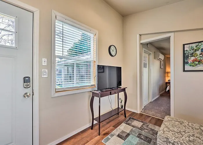 1 Mi To Dtwn Rogers: Convenient Getaway W/ Patio
