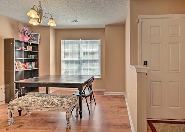 Cozy Greensboro Townhome ~ 7 Mi To Unc Campus