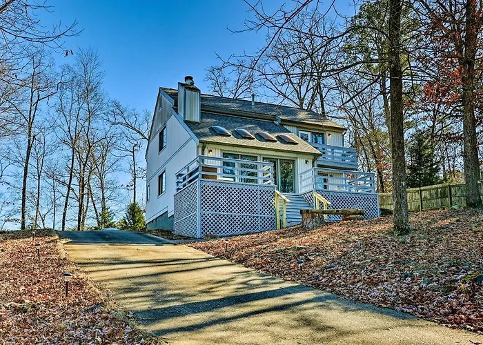 Hot Springs Getaway W/ Beautiful Lake Views!
