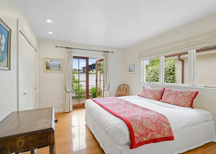 Elegant Family Home In Merivale