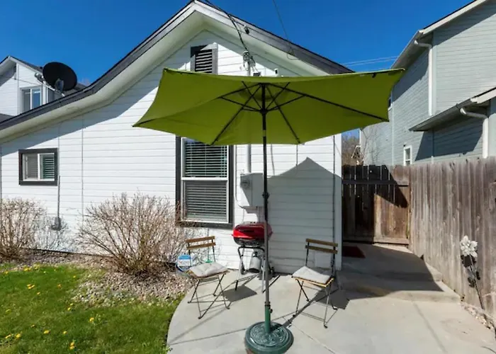 Red Bench Cottage: Nature Lover's Retreat with Extended Stay Option