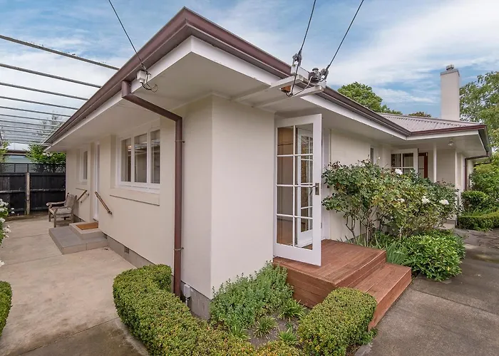 Elegant Family Home In Merivale