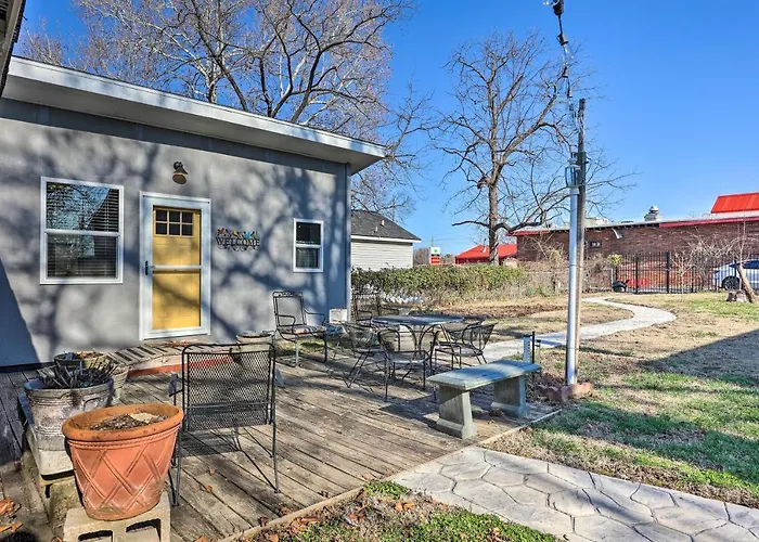 1 Mi To Dtwn Rogers: Convenient Getaway W/ Patio