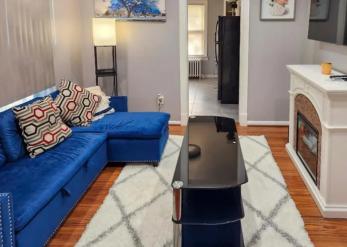 11 Mi To Manhattan: Pet-Friendly Duplex W/ Yard!