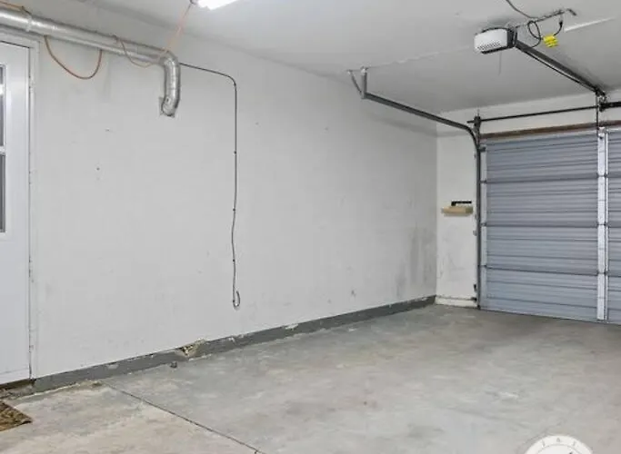 Pet Friendly Large Fenced Backyard Covered Patio