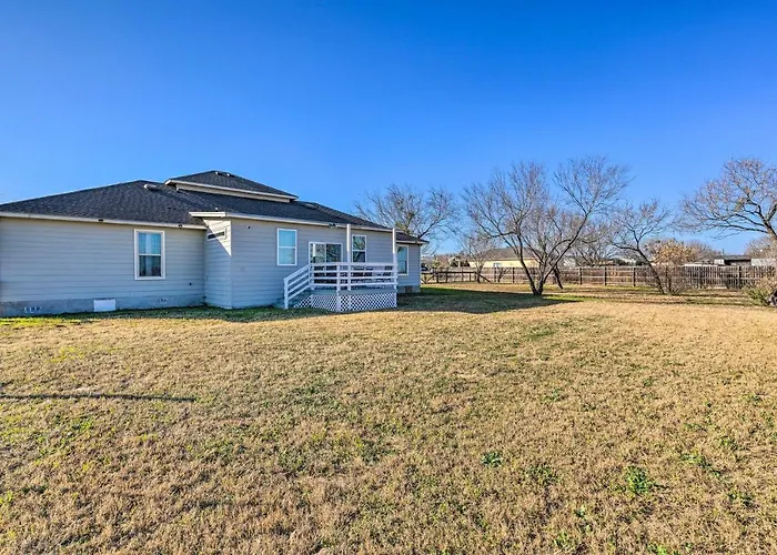 Peaceful Atascosa Home W/ Balcony & Deck!