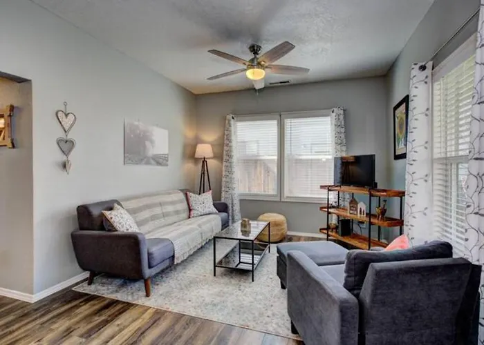 Red Bench Cottage: Nature Lover's Retreat with Extended Stay Option