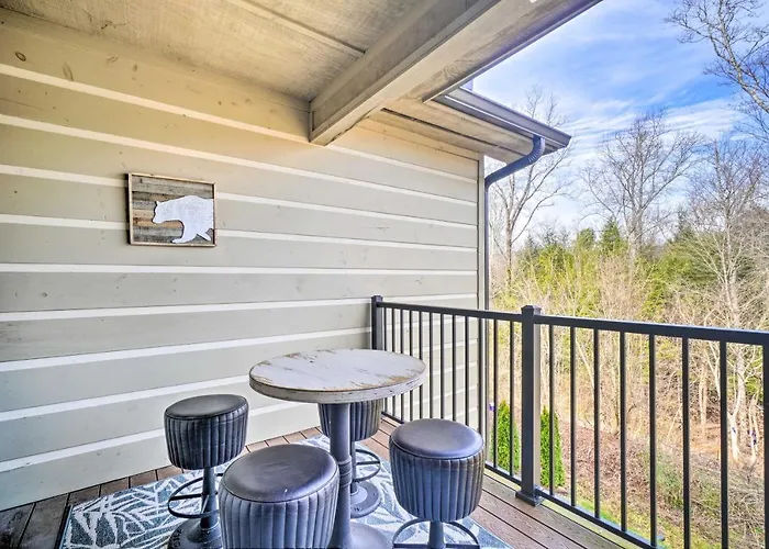 Chic Townsend Condo W/ Saltwater Pool!