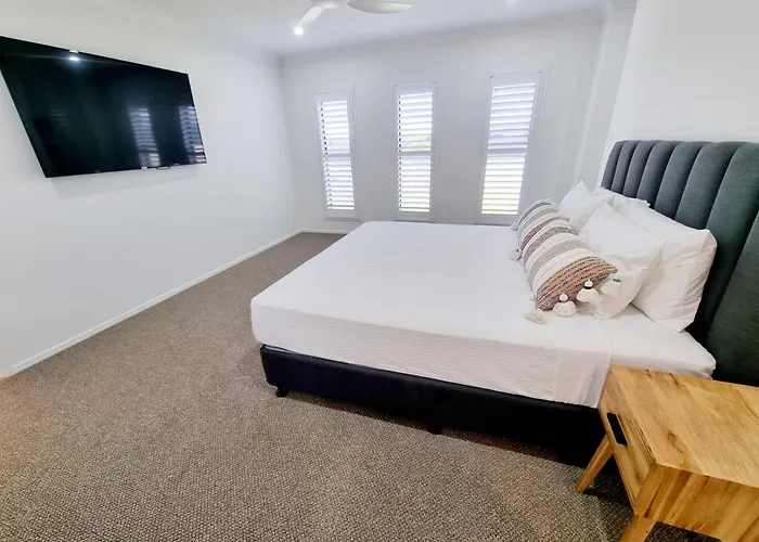 Large And Private Executive Home - Secure Parking For Boats