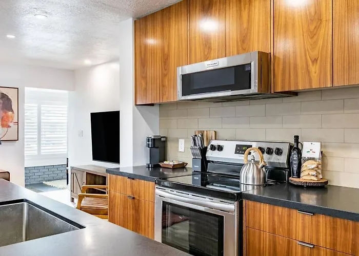 Modern Rustic Stay With Hot Tub Near Downtown