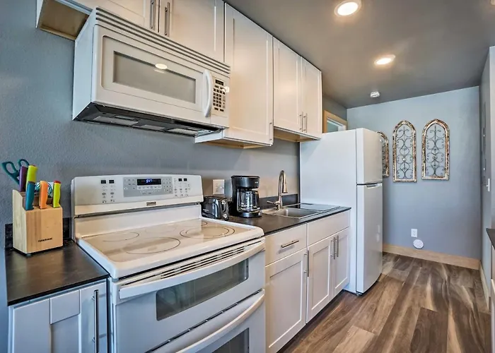 Spacious Saratoga Condo W/ Mountain Views!