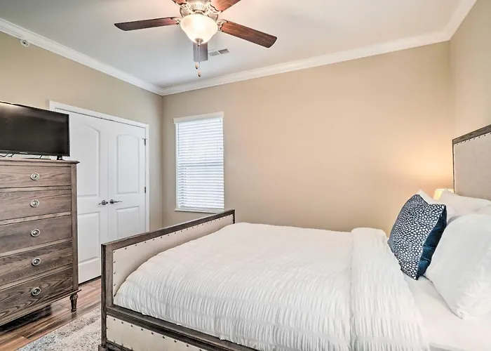 Chic Townsend Condo W/ Saltwater Pool!