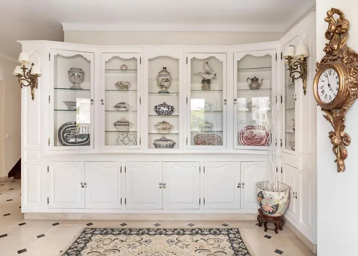 Family Villa In Lisbon ,Heated Pool ,Elevator,Parking,6 Bedrooms,Sleeps 14