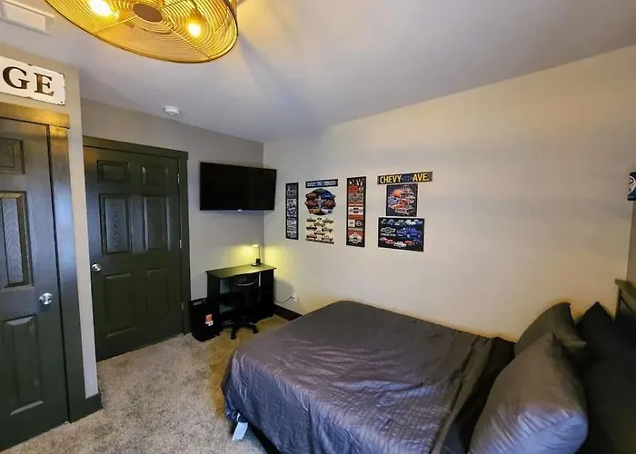 King Bed In Main Floor - Downtown Vacation Rental