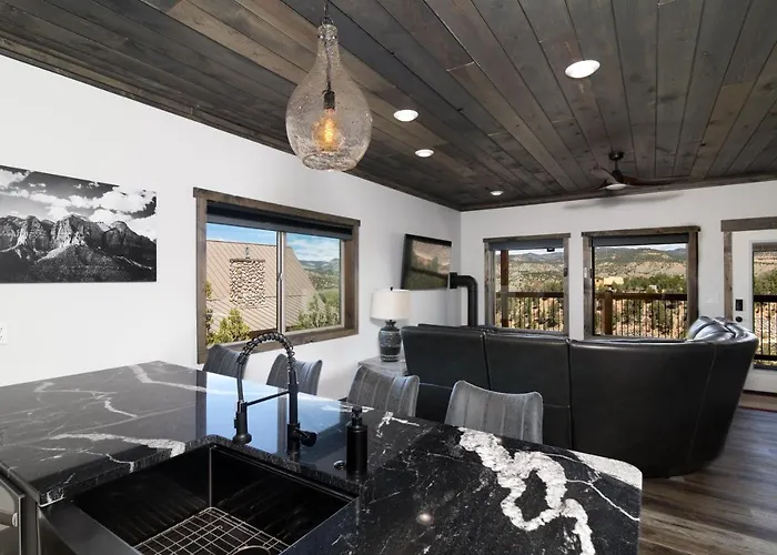 Overlook Cabin. Romantic Views Fire Pit/Hot Tub & Zion Adventure