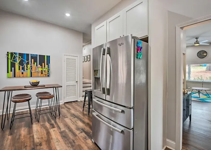 Atlanta Retreat W/ Deck In Greenbriar Area!