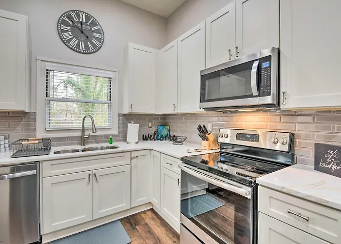 Atlanta Retreat W/ Deck In Greenbriar Area!