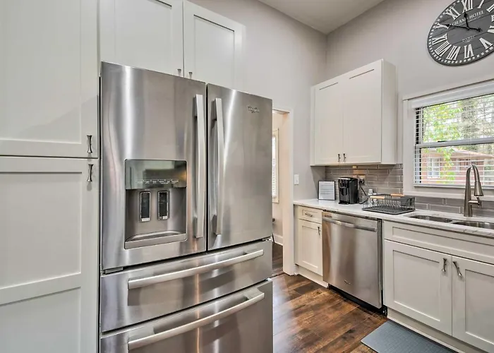 Atlanta Retreat W/ Deck In Greenbriar Area!