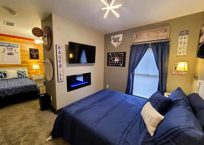 King Bed In Main Floor - Downtown Vacation Rental