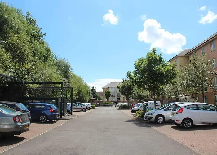 3 Bedroom Flat 10 Mins Walk To Bay And City Center Free Parking