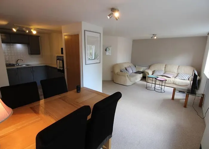 3 Bedroom Flat 10 Mins Walk To Bay And City Center Free Parking