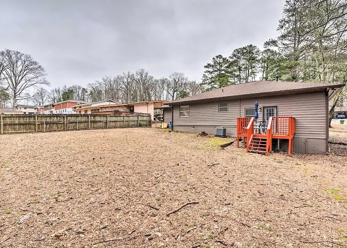 Atlanta Retreat W/ Deck In Greenbriar Area!
