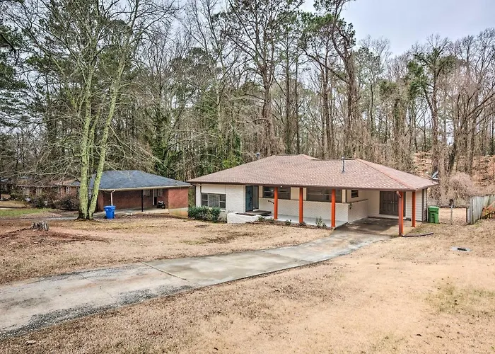 Atlanta Retreat W/ Deck In Greenbriar Area!