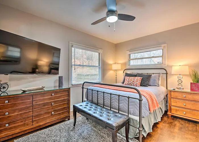 Atlanta Retreat W/ Deck In Greenbriar Area!