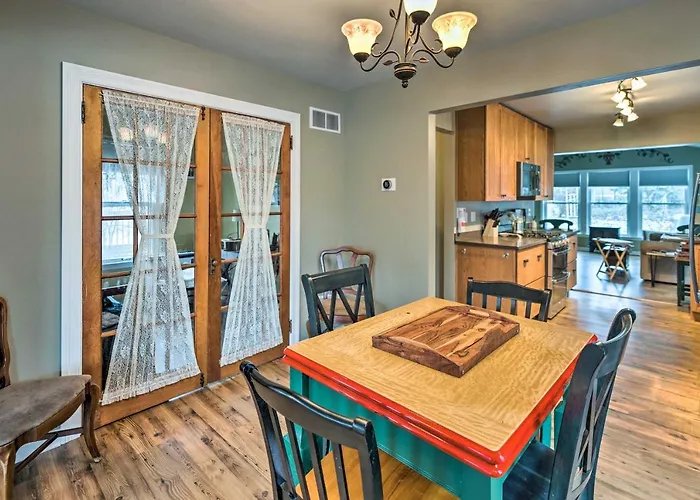 Pet-Friendly Extended Stay Walk To Delavan Lake