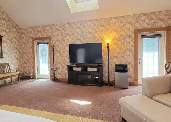 Victorian Suite By Amish Country Lodging