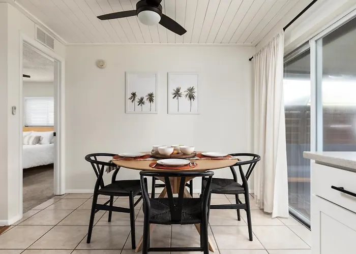 Palm House~Heated Pool~8 Min To Beach