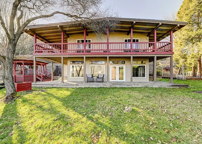 Pet-Friendly Grants Pass Home W/ Hot Tub!