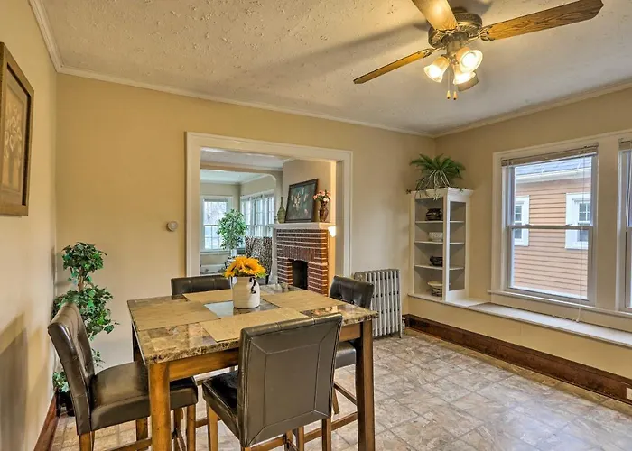 Lakewood Home W/ Yard ~ 8 Mi To Cleveland!