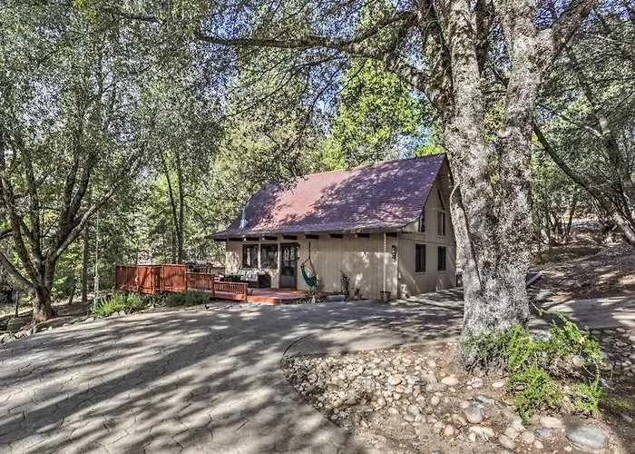 Peaceful Oak Haven Cabin Near Yosemite