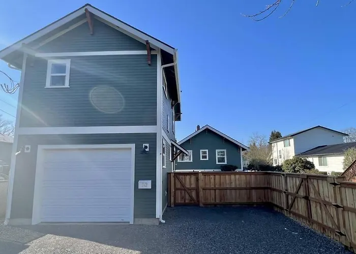 Custom Built Cottage In Downtown With Pool