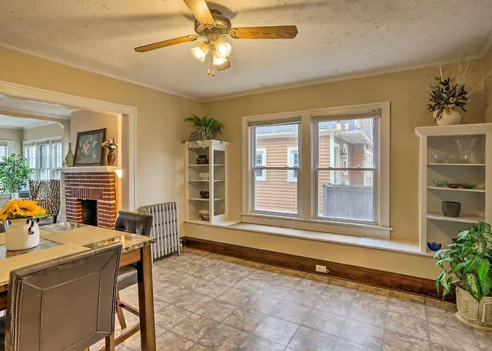 Lakewood Home W/ Yard ~ 8 Mi To Cleveland!
