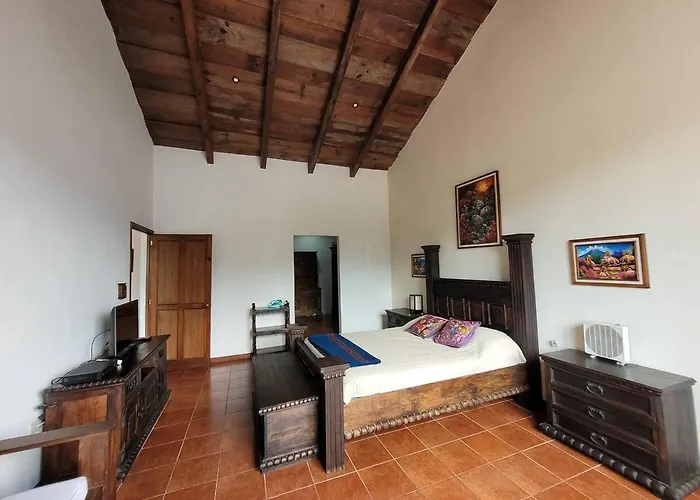 Amplia Casa Antigua Guatemala Con Pergola Y Jardin