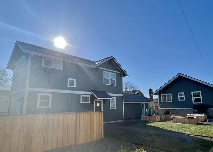 Custom Built Cottage In Downtown With Pool