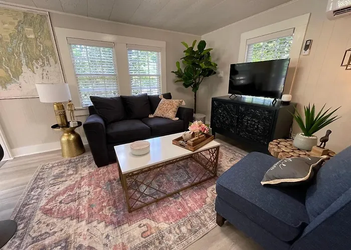 Spacious 1 Bedroom Cottage Close To Everything 1