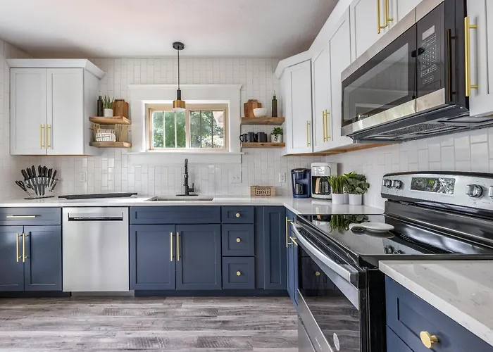 The Akron Retreat: Modern 3-Bedroom Oasis