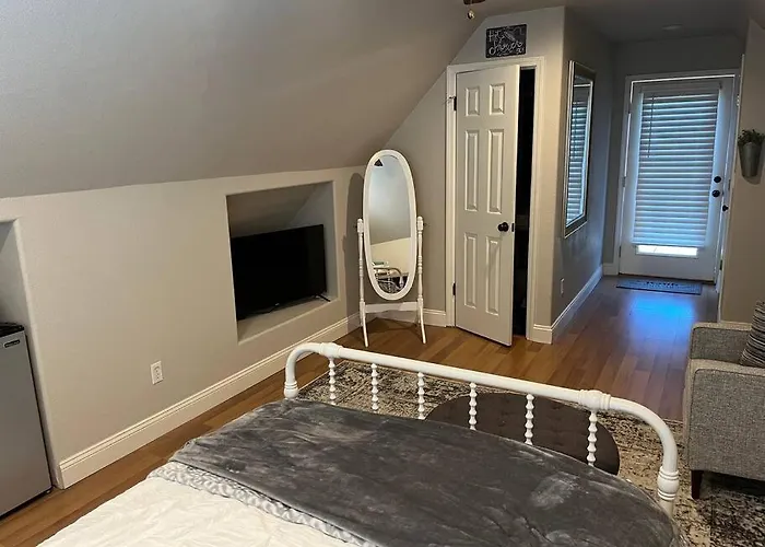 Adorable 1 Bedroom With Pool, And Horse Arena