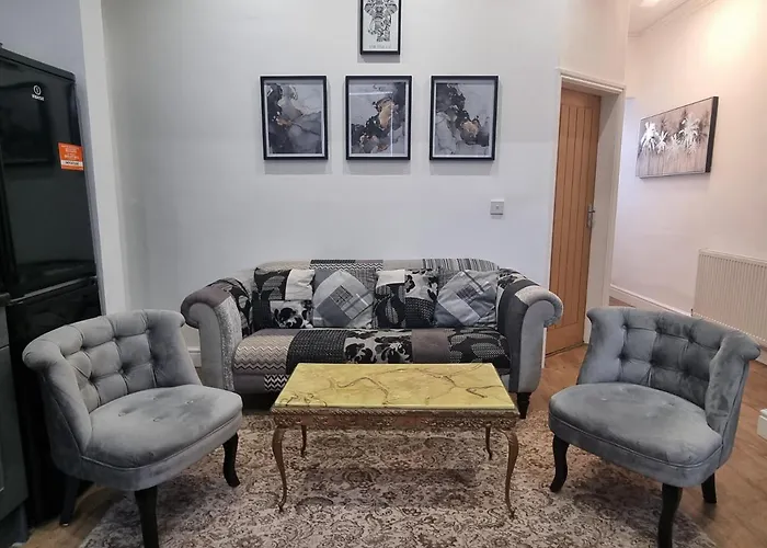 Cheerful 4 Bedroom Close To Uclan, Preston City Center
