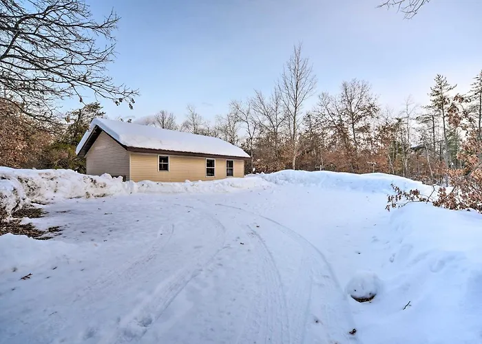 Wooded Danbury Cabin W/ Grill + Fire Pit!