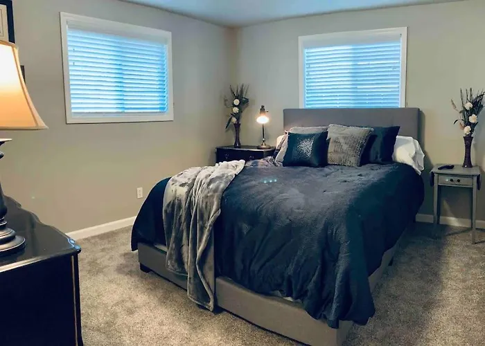 Beautiful, Well-Stocked Home - Sleeps 7!