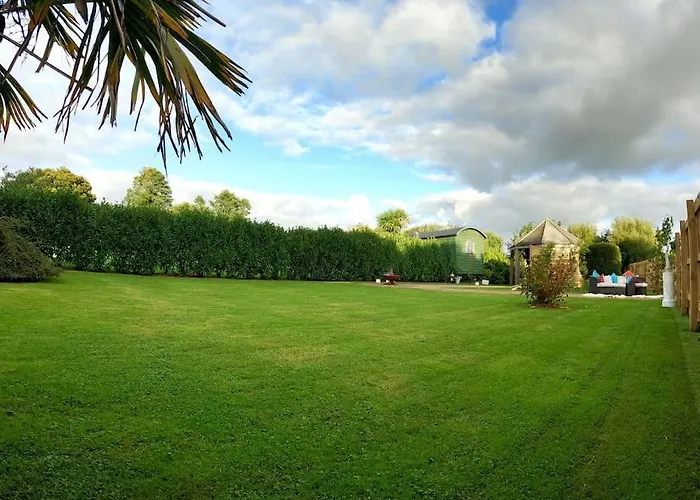 Romantic Retreat - Luxury Shepherds Hut + Hot Tub!