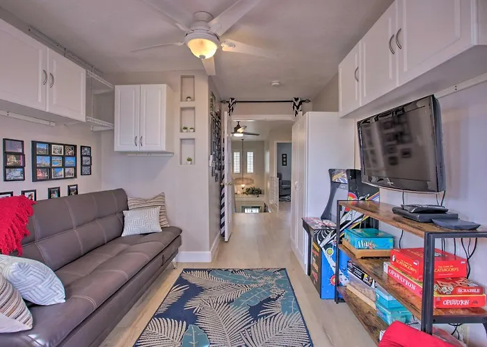 Vegas House With Spa, Mini Golf, Home Theater, Deck! Las Vegas
